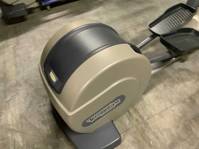 Technogym excite synchro 500 led crosstrainer - afbeelding 3 van  5