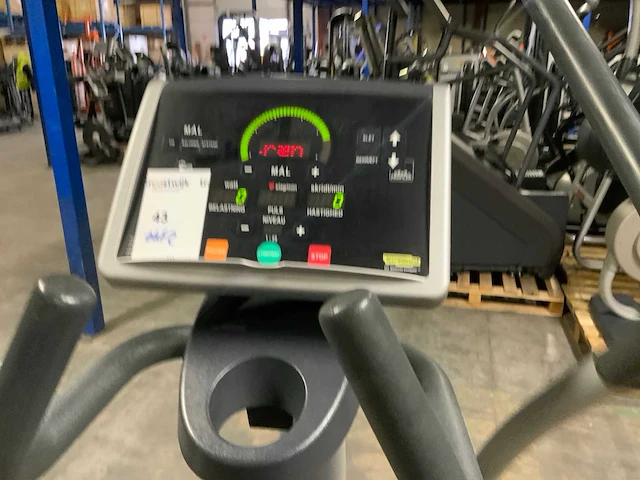 Technogym excite synchro 500 led crosstrainer - afbeelding 4 van  5