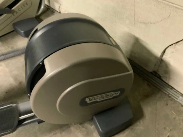 Technogym excite synchro 500 led crosstrainer - afbeelding 3 van  4