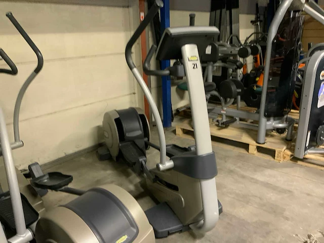 Technogym excite synchro 500 led crosstrainer - afbeelding 4 van  4