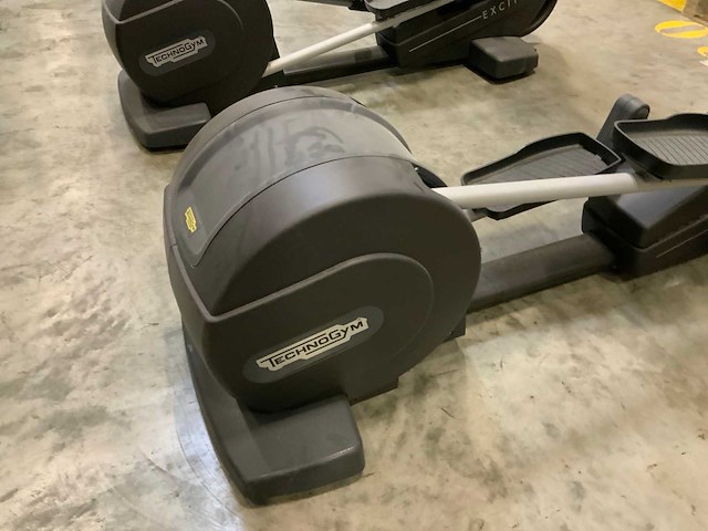 Technogym excite synchro 500 led crosstrainer - afbeelding 2 van  5