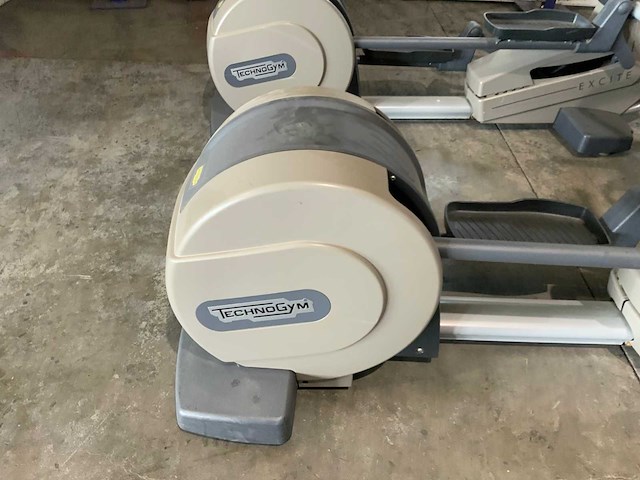 Technogym excite synchro 500 led crosstrainer - afbeelding 2 van  6