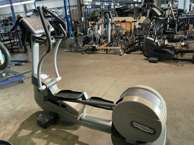 Technogym excite synchro 500 led crosstrainer - afbeelding 5 van  6