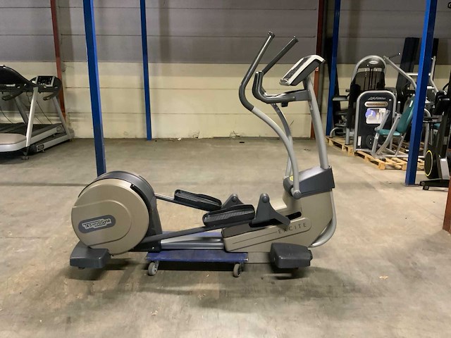 Technogym excite synchro 500 led crosstrainer - afbeelding 1 van  6