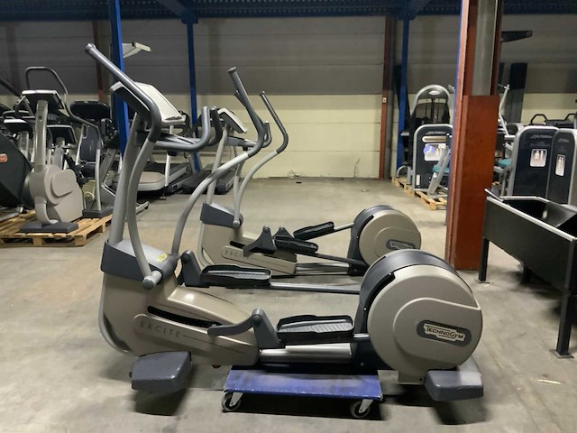 Technogym excite synchro 500 led crosstrainer - afbeelding 1 van  6