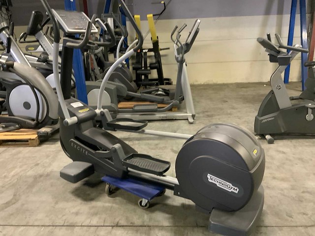 Technogym excite synchro 500 led crosstrainer - afbeelding 2 van  4
