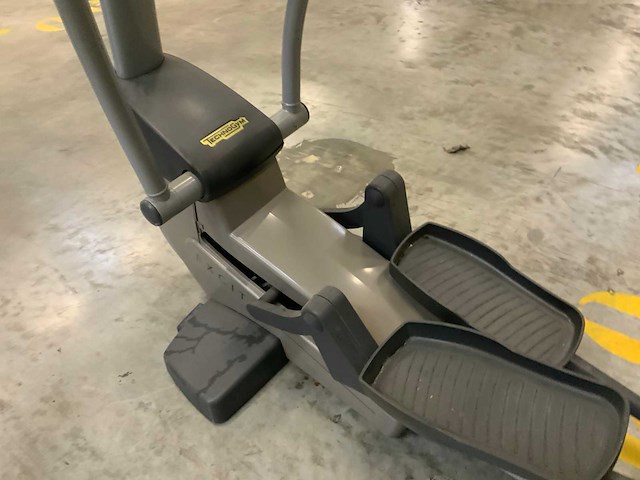 Technogym excite synchro 500 led crosstrainer - afbeelding 3 van  5