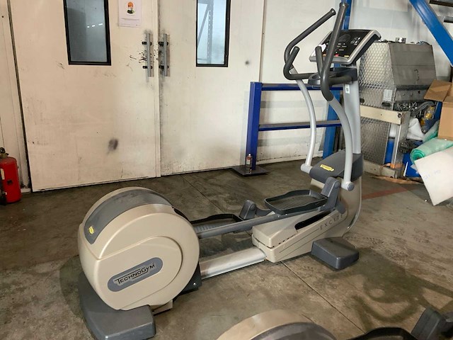 Technogym excite synchro 500 led crosstrainer - afbeelding 1 van  4
