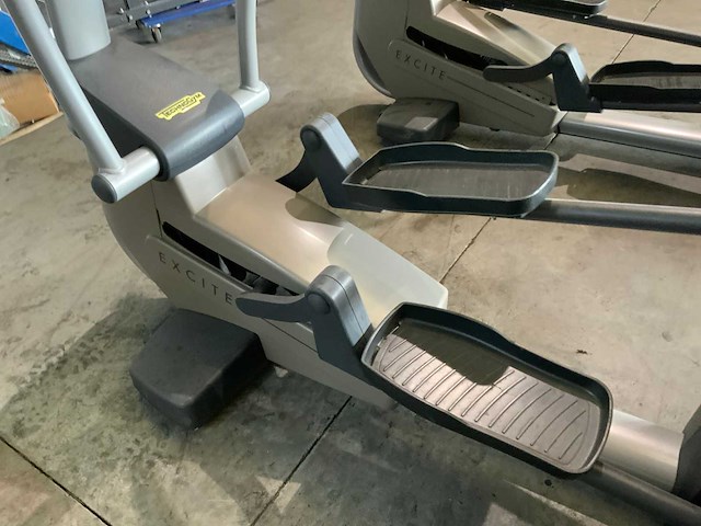 Technogym excite synchro 500 led crosstrainer - afbeelding 4 van  4