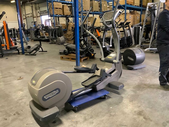 Technogym excite synchro 500 led crosstrainer - afbeelding 4 van  5