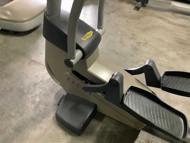Technogym excite synchro 500 led crosstrainer - afbeelding 2 van  7