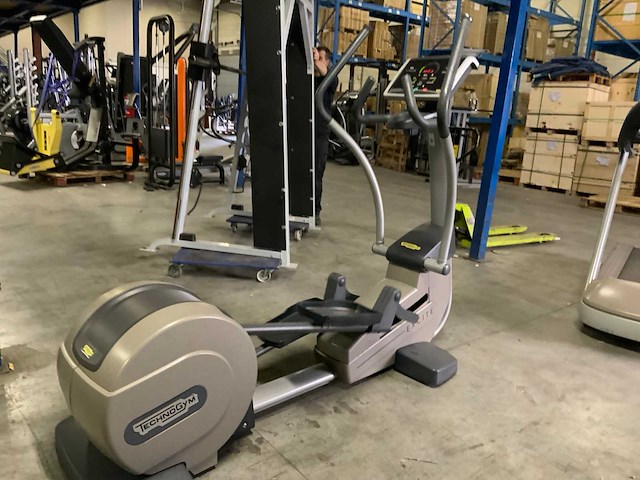 Technogym excite synchro 500 led crosstrainer - afbeelding 6 van  7