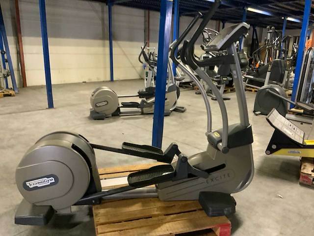 Technogym excite synchro 500 led crosstrainer - afbeelding 1 van  6