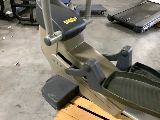 Technogym excite synchro 500 led crosstrainer - afbeelding 6 van  6