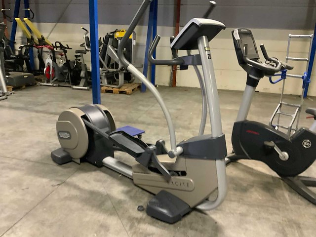 Technogym excite synchro 500 led crosstrainer - afbeelding 3 van  6