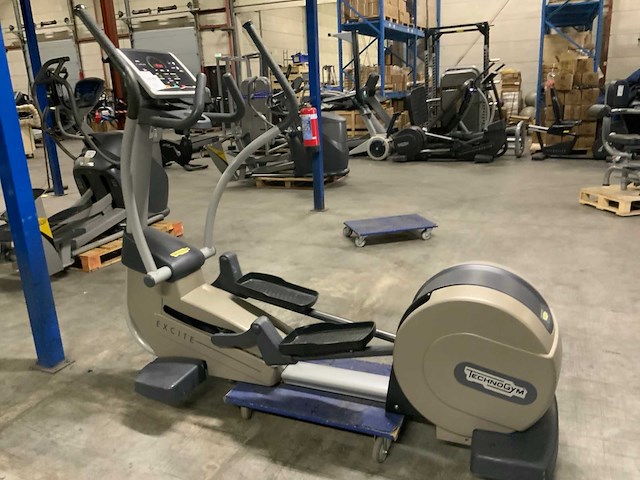 Technogym excite synchro 500 led crosstrainer - afbeelding 4 van  5