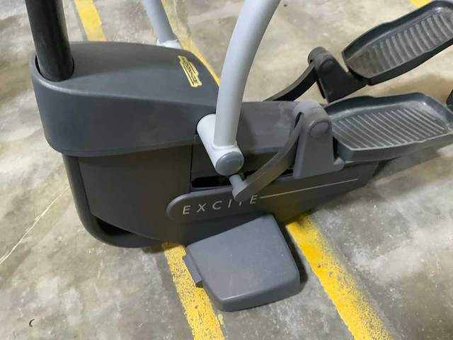 Technogym excite synchro 500led crosstrainer - afbeelding 3 van  5