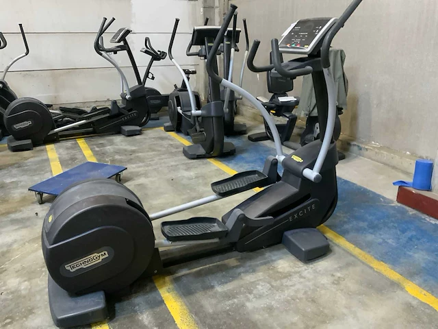 Technogym excite synchro 500led crosstrainer - afbeelding 1 van  6