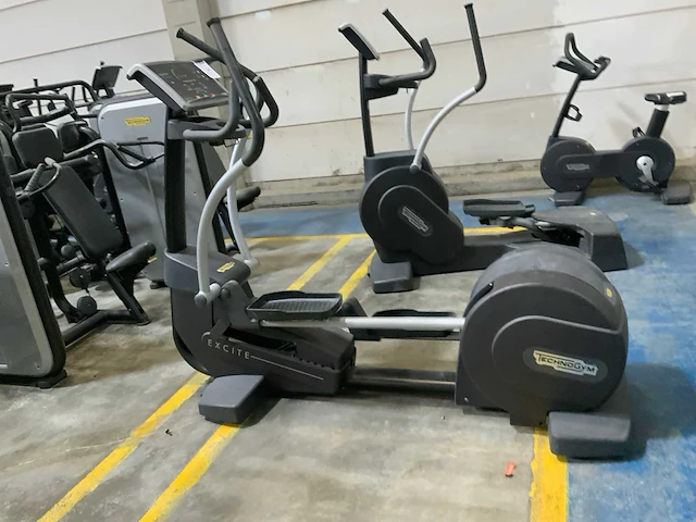 Technogym excite synchro 500led crosstrainer - afbeelding 1 van  7
