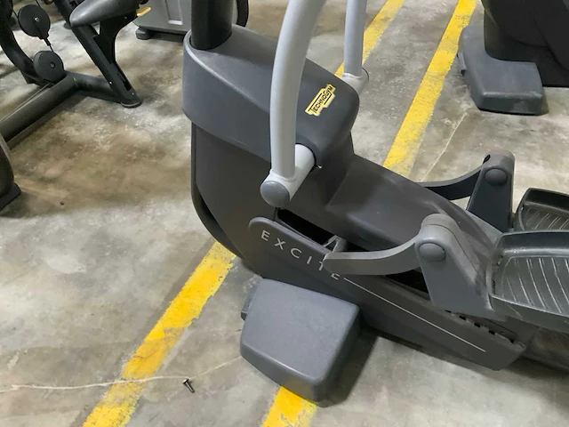 Technogym excite synchro 500led crosstrainer - afbeelding 4 van  7