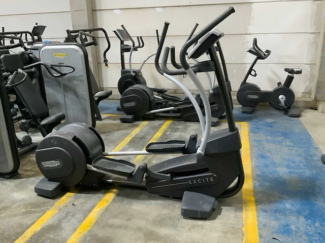 Technogym excite synchro 500led crosstrainer - afbeelding 1 van  6