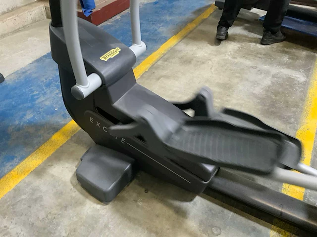Technogym excite synchro 500led crosstrainer - afbeelding 5 van  6
