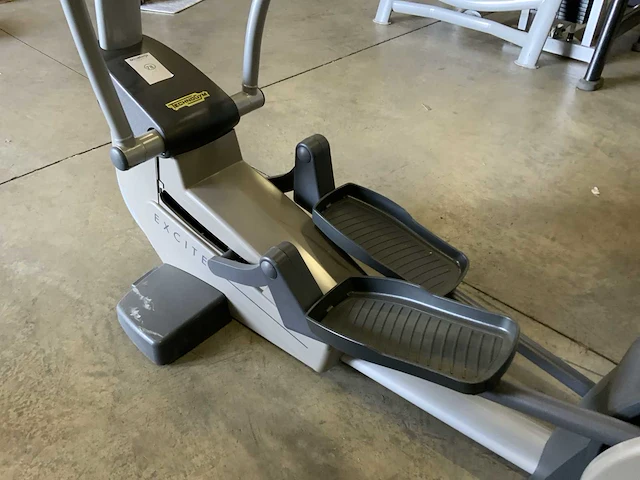 Technogym excite synchro 700 led crosstrainer - afbeelding 2 van  4