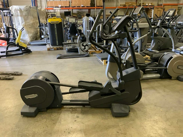Technogym excite+ synchro 700 led crosstrainer - afbeelding 1 van  5