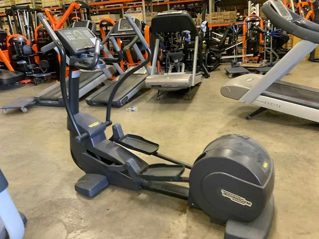 Technogym excite+ synchro 700 led crosstrainer - afbeelding 4 van  5