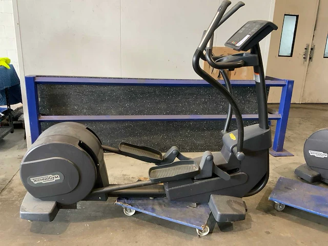 Technogym excite synchro 700 led crosstrainer - afbeelding 1 van  5