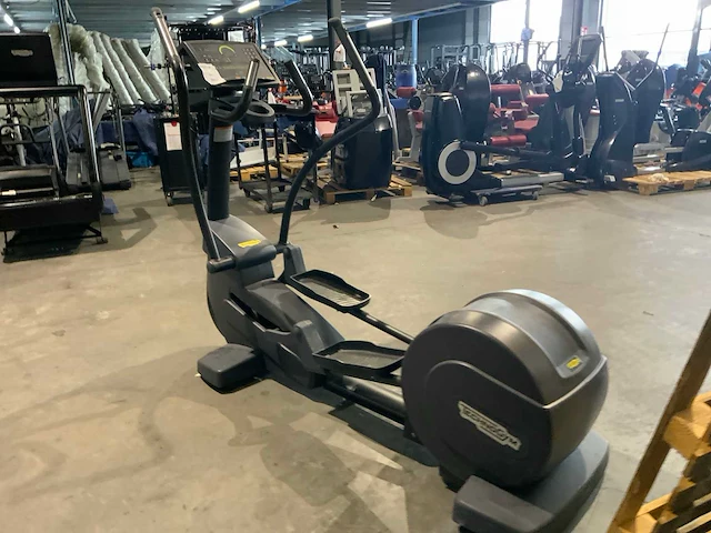 Technogym excite synchro 700 led crosstrainer - afbeelding 6 van  6