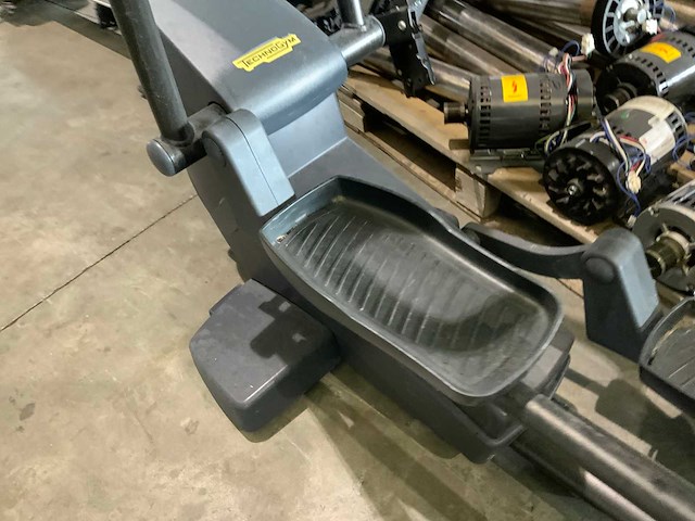 Technogym excite synchro 700 led crosstrainer - afbeelding 3 van  5