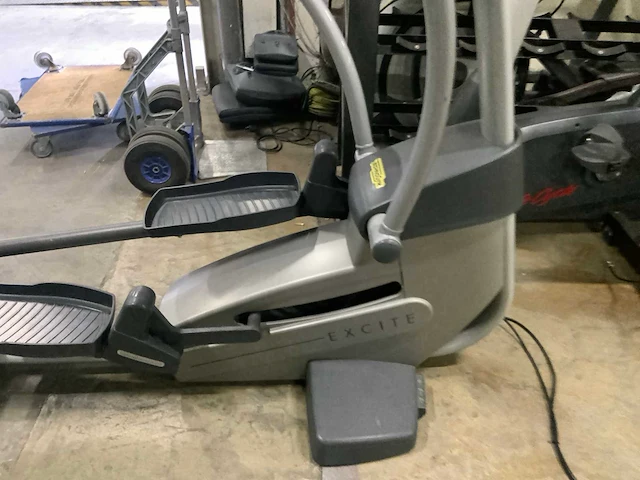 Technogym excite+ synchro 700 tv crosstrainer - afbeelding 2 van  5