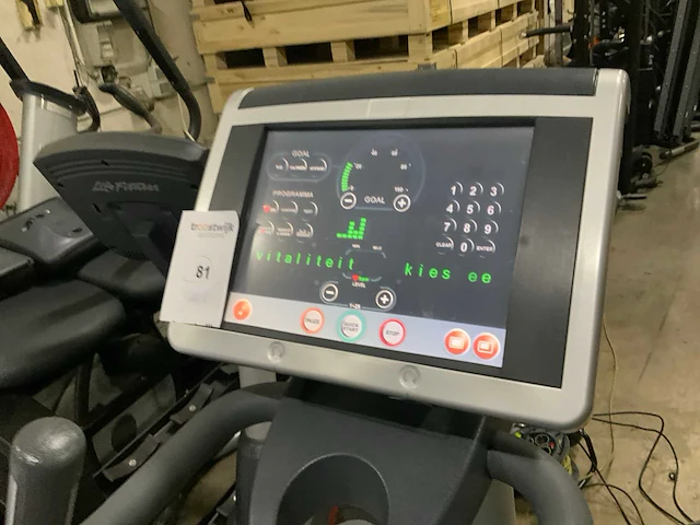 Technogym excite+ synchro 700 tv crosstrainer - afbeelding 3 van  5