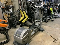 Technogym excite+ synchro 700 tv crosstrainer - afbeelding 1 van  5