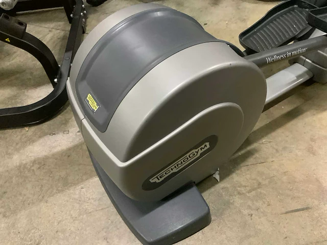 Technogym excite+ synchro 700 tv crosstrainer - afbeelding 2 van  5