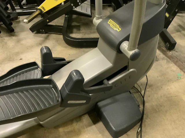 Technogym excite+ synchro 700 tv crosstrainer - afbeelding 4 van  5