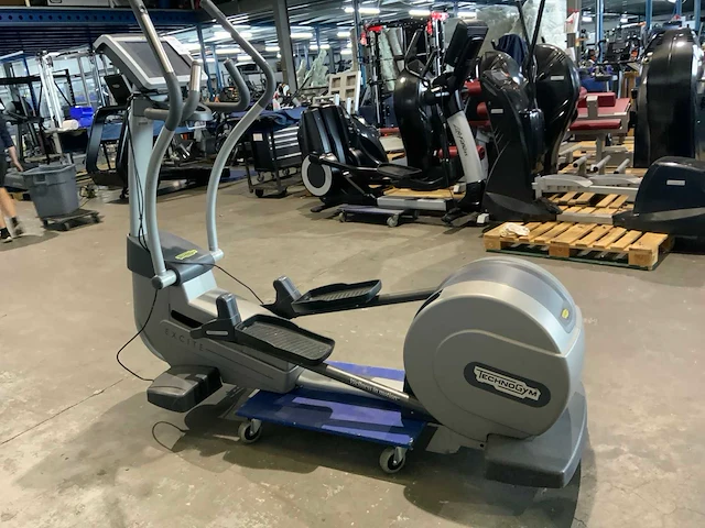 Technogym excite synchro 700 tv crosstrainer - afbeelding 1 van  6