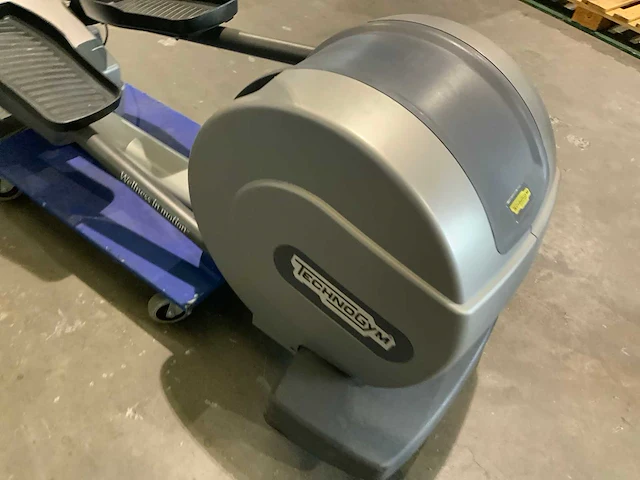 Technogym excite synchro 700 tv crosstrainer - afbeelding 4 van  6