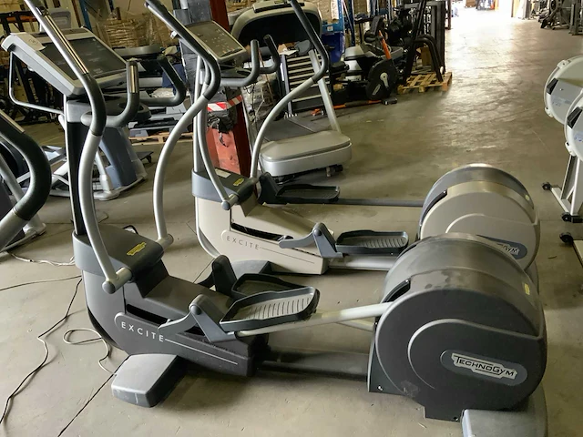 Technogym excite synchro 700 visioweb crosstrainer - afbeelding 1 van  5