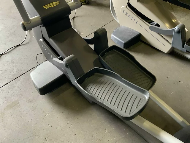 Technogym excite synchro 700 visioweb crosstrainer - afbeelding 3 van  5