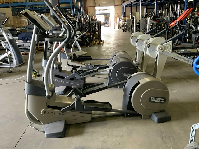 Technogym excite synchro 700 visioweb crosstrainer - afbeelding 1 van  5