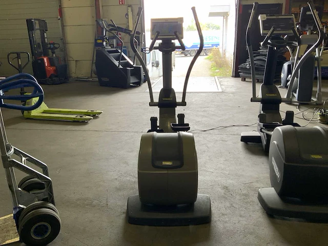 Technogym excite synchro 700 visioweb crosstrainer - afbeelding 4 van  5