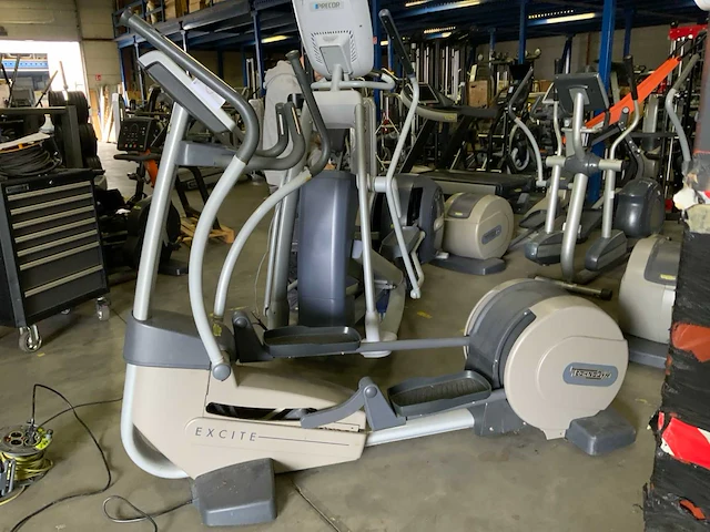 Technogym excite synchro 700 visioweb crosstrainer - afbeelding 1 van  6