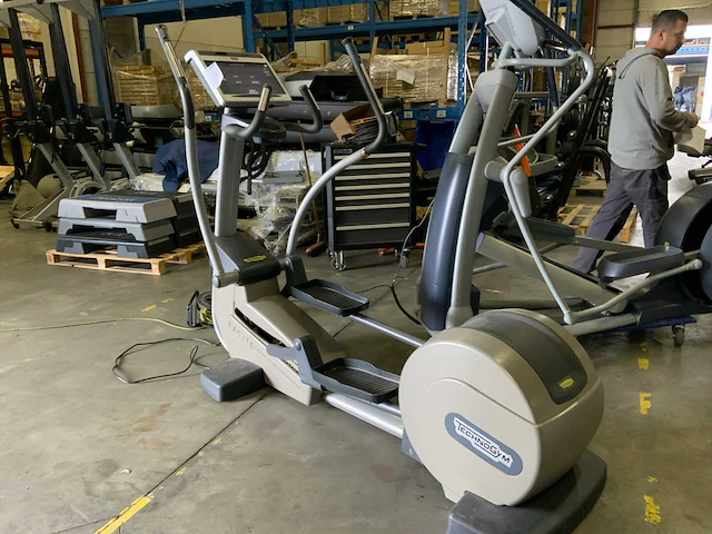 Technogym excite synchro 700 visioweb crosstrainer - afbeelding 2 van  6