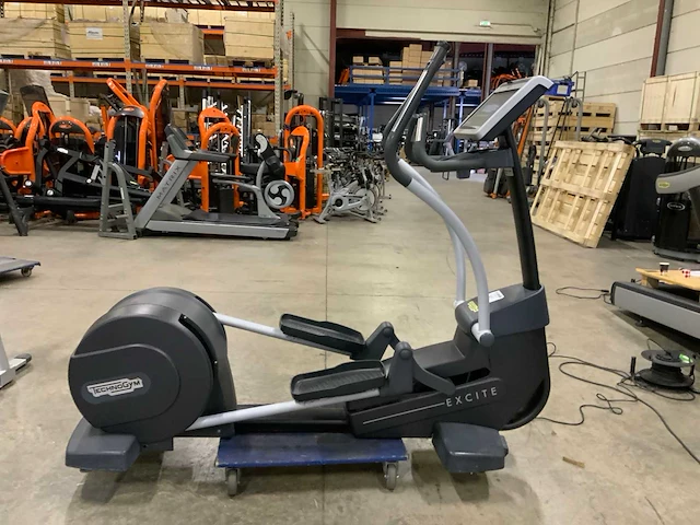 Technogym excite synchro 700 visioweb crosstrainer - afbeelding 1 van  6