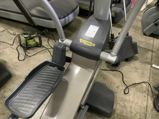 Technogym excite synchro visioweb crosstrainer - afbeelding 2 van  4