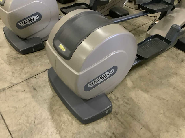 Technogym excite synchro visioweb crosstrainer - afbeelding 2 van  5