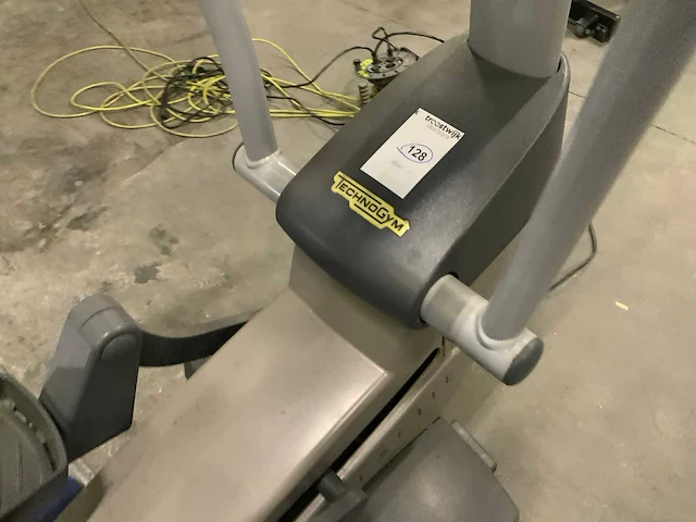 Technogym excite synchro visioweb crosstrainer - afbeelding 2 van  5