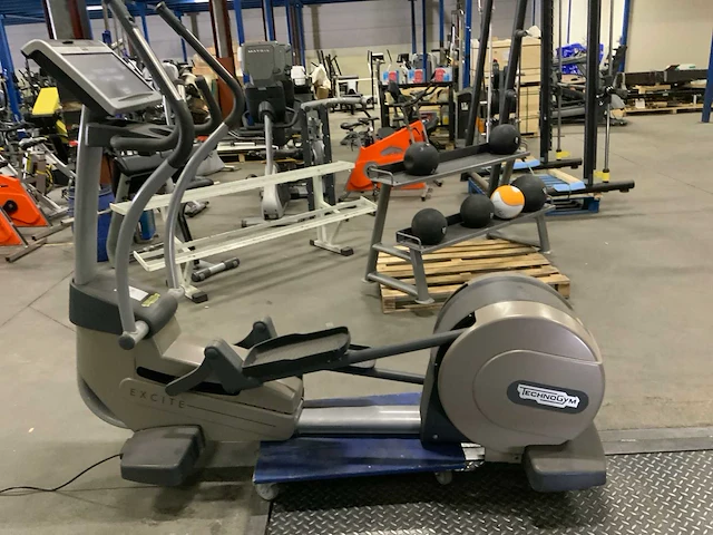 Technogym excite synchro visioweb crosstrainer - afbeelding 4 van  5